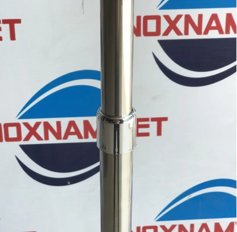 Cận cảnh phần thân cột cờ inox văn phòng