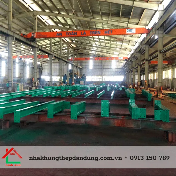 Thép được sản xuất trong nhà máy với đầy đủ máy móc công nghệ cao