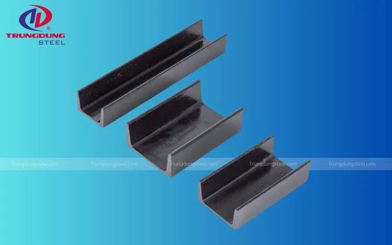 Thép hình chữ C đen với bề mặt đặc trưng