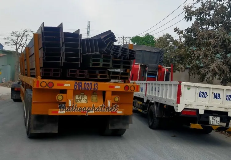 Vận chuyển thép hình I đến công trình xây dựng bằng xe chuyên dụng