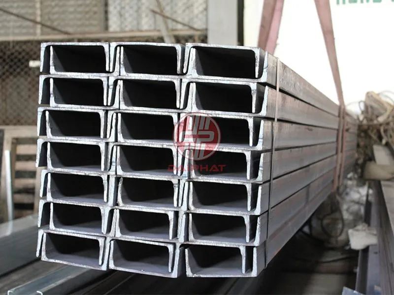 Các kiện thép hình U sẵn sàng giao cho khách hàng
