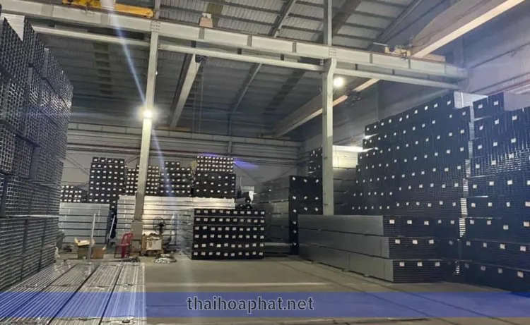Ứng dụng thép hộp 50x100 trong kết cấu khung thép nhà xưởng