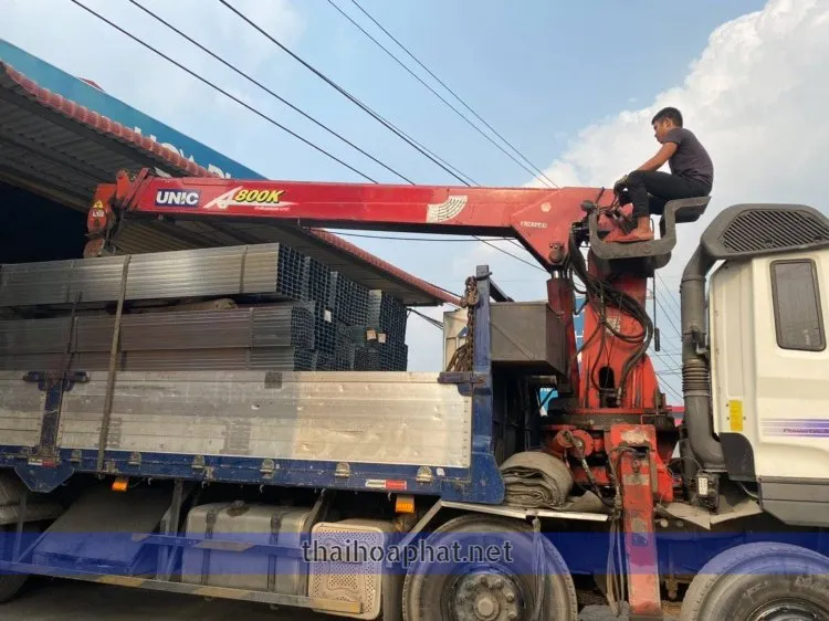 Vận chuyển thép hộp 50x100 đến công trình cho khách hàng