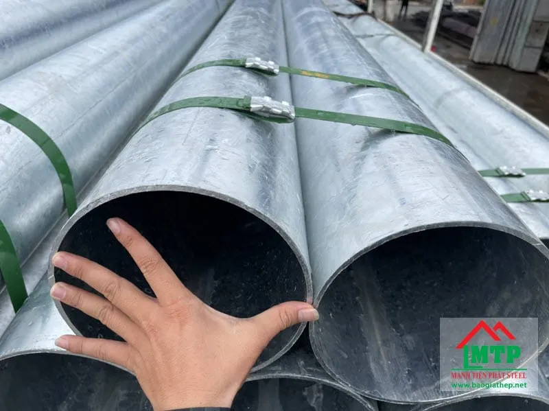 Ống mạ kẽm Minh Ngọc với lớp mạ bên ngoài dày dặn, kháng ăn mòn, tuổi thọ lâu dài