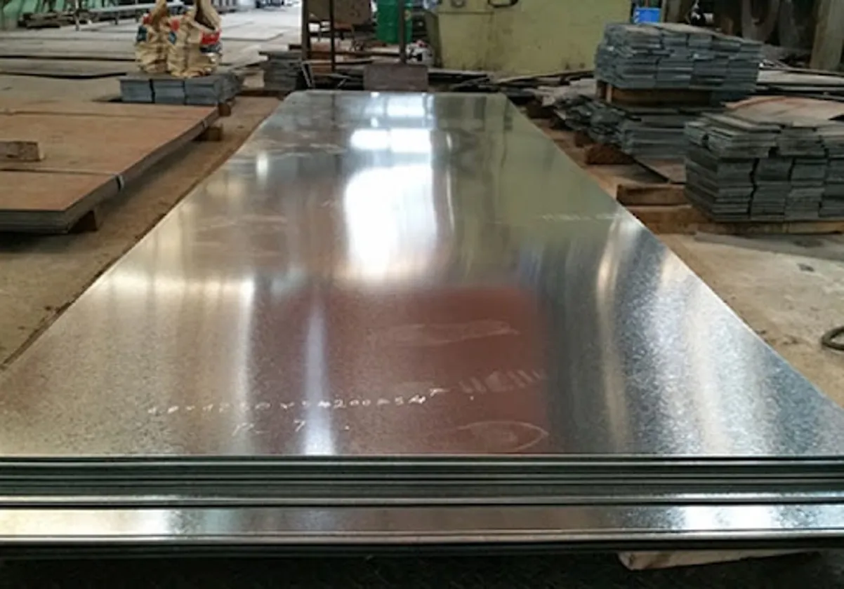 Cận cảnh bề mặt thép tấm mạ kẽm với lớp kẽm sáng bóng