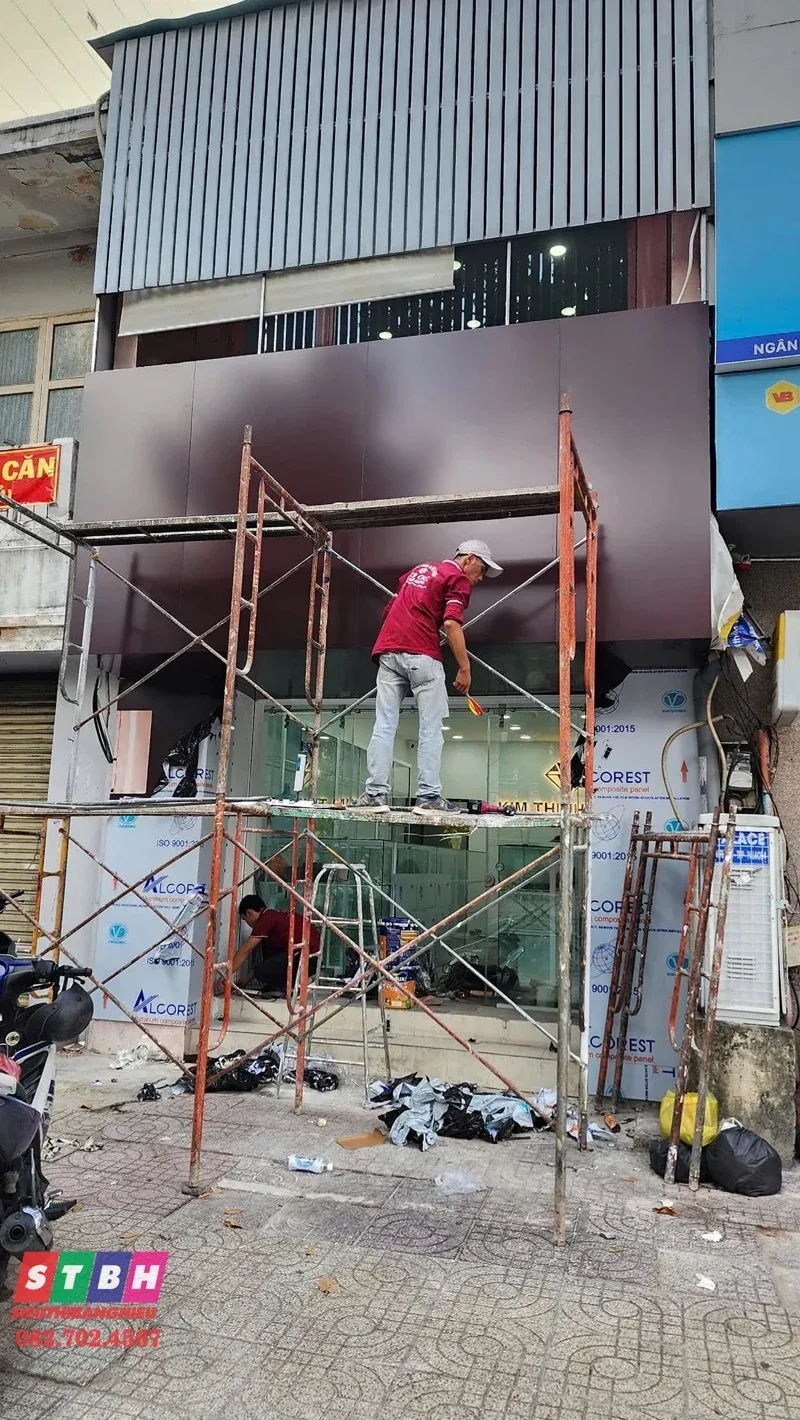 Thi công và lắp đặt bảng hiệu