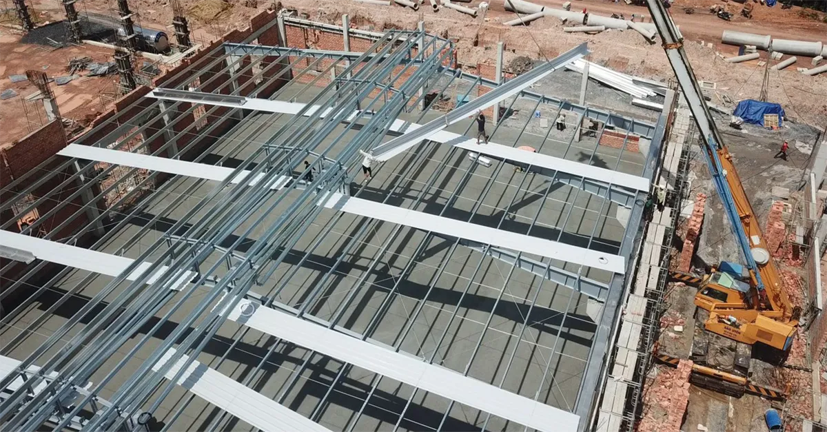 Hoạt động thi công kết cấu thép và hạ tầng điện tại dự án nhà xưởng hiện đại