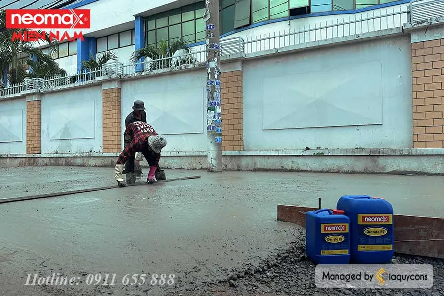 Thi công phụ gia bê tông R7