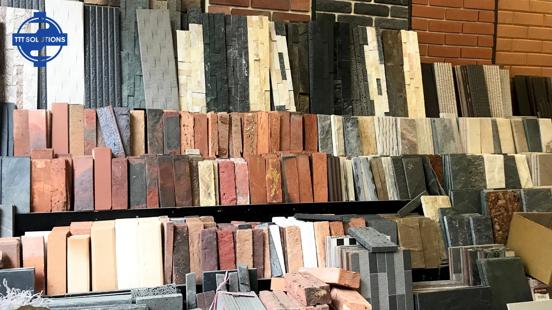 Cửa hàng vật liệu xây dựng Út Tỵ còn là đơn vị hoạt động mạnh mẽ trong ngành cải tạo các tòa nhà