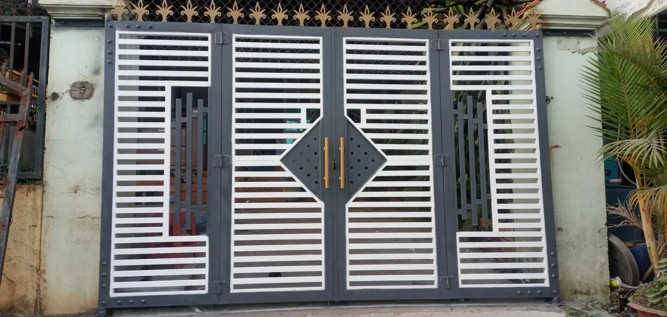 Thiết kế cổng sắt 4 cánh mộc mạc, tinh tế