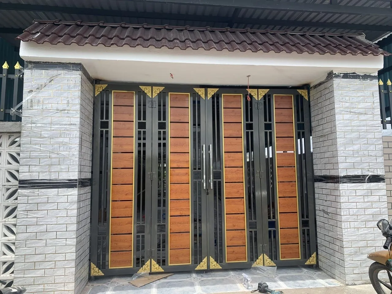 Thiết kế cổng sắt giả gỗ tự nhiên, chống gỉ sét