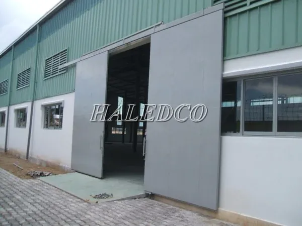 Cửa chính nhà xưởng