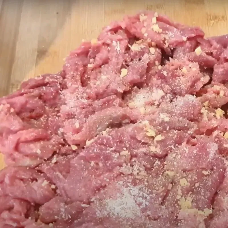 Thịt bò đã ướp được bảo quản trong hộp kín trong tủ lạnh để giữ độ tươi ngon và sẵn sàng cho tô phở bò Hà Nội