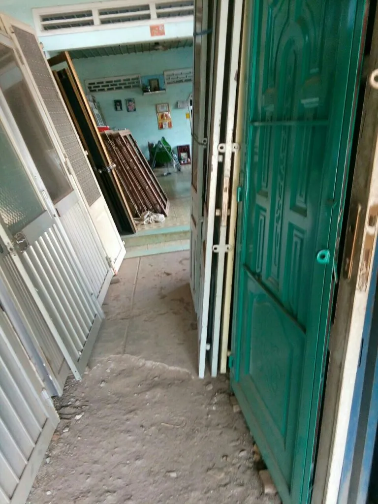 Địa chỉ thu mua cửa sắt cũ cần thanh lý giá cao