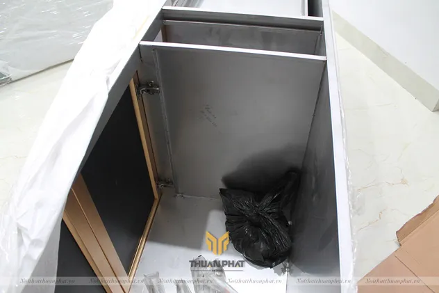 Cận cảnh thùng inox 304 của tủ bếp cánh kính
