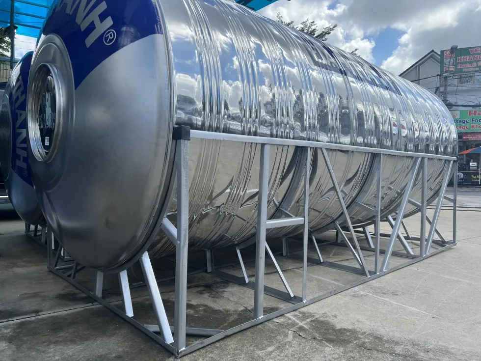 Cảnh sát đang kiểm tra hiện trường nơi nạn nhân được tìm thấy