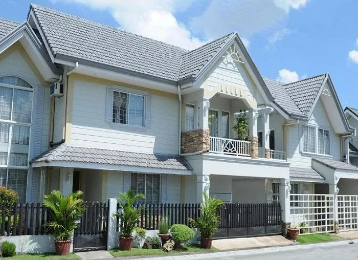 Mẫu nhà 2 tầng tôn lợp giả ngói đẹp