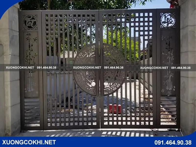 Mẫu cửa sắt lùa 4 cánh với khung sắt vững chắc