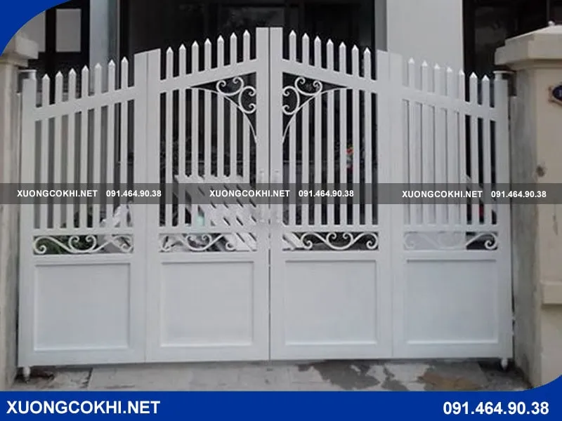 Mẫu cửa sắt lùa 4 cánh với đường nét khỏe khoắn