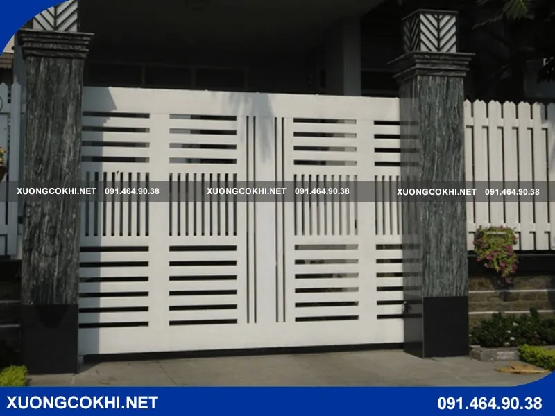 Cửa sắt lùa 4 cánh với hoa văn trang trí