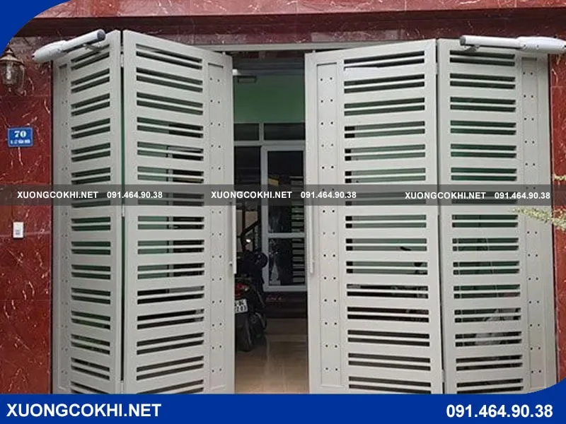 Mẫu cửa sắt lùa 4 cánh mang hơi hướng hiện đại