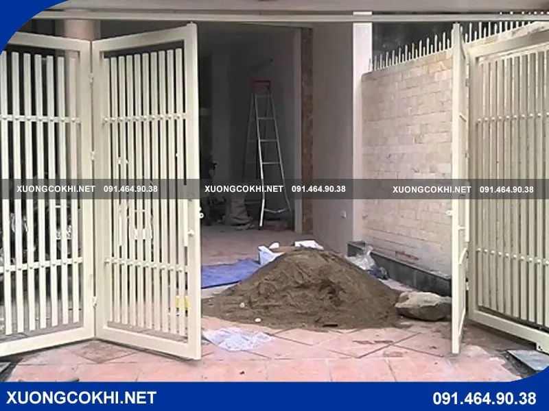 Mẫu cửa sắt lùa 4 cánh với sự kết hợp vật liệu