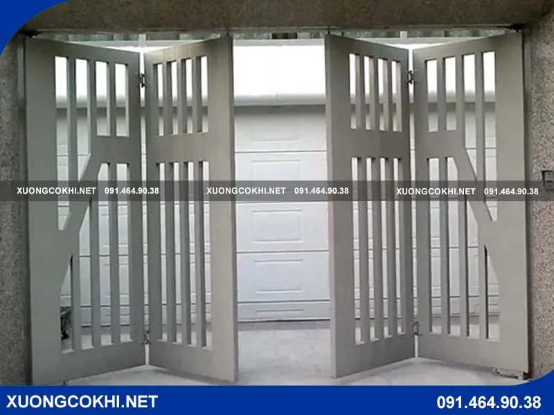 Mẫu cửa sắt lùa 4 cánh được trang trí cầu kỳ