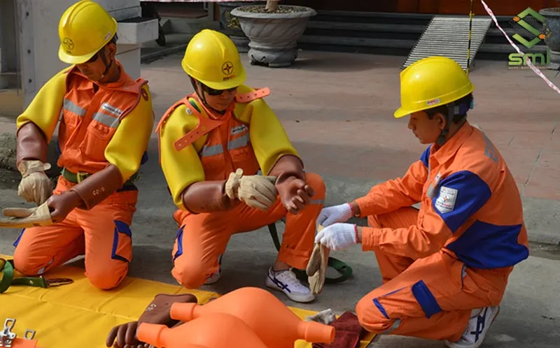 Cần trang bị đồ bảo hộ kỹ lưỡng khi thực hiện các công việc sửa chữa điện