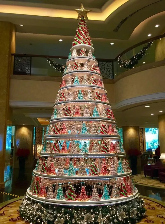 Cây thông Noel làm từ nhiều tháp tối nhỏ