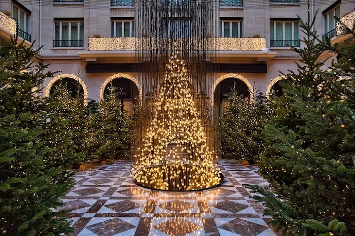 Hay đơn giản chỉ là những dây đèn nháy led màu vàng nhưng siêu lấp lánh