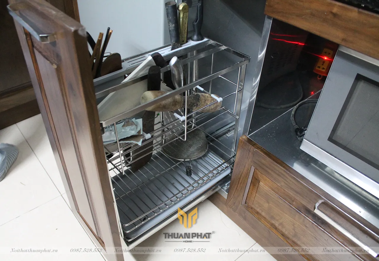 Cận cảnh khoang thùng tủ bếp inox cánh gỗ Óc Chó nhà chú Long - Quan Hoa, Cầu Giấy, HN