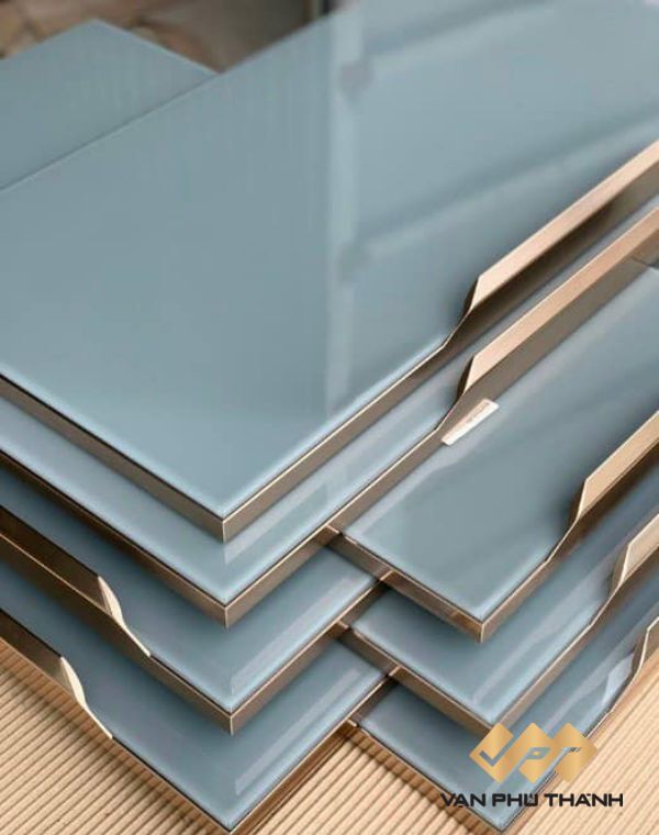 Đường nét tinh sảo của cánh kính tủ bếp