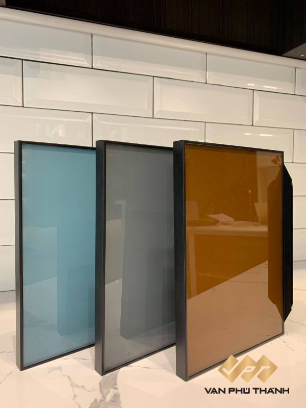 Cánh kính tủ bếp inox sang trọng với khung nhôm mạ anode bọc kính cường lực vát cạnh cao cấp
