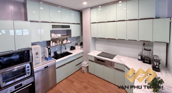 Mẫu tủ bếp inox cánh kính đẹp lắp đặt tại TPHCM