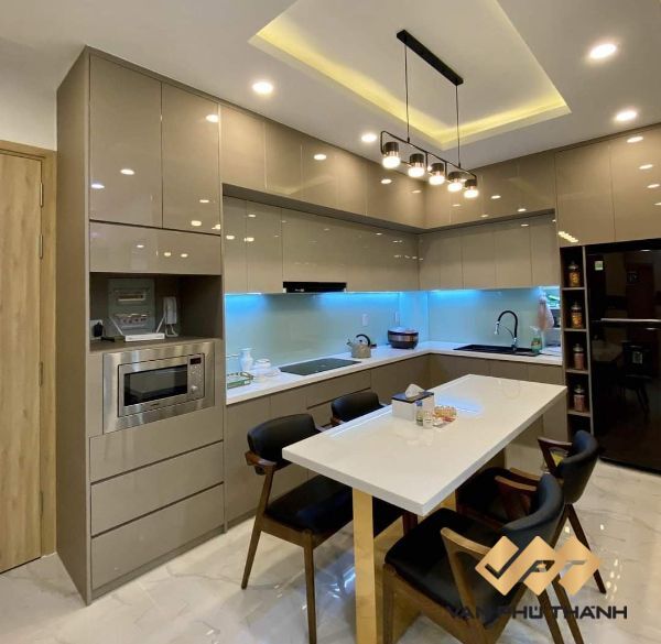 Để thi công lắp đặt tủ bếp kính cường lực đòi hỏi chuyên môn và máy móc kỹ thuật. Do đó khi chọn đơn vị lắp đặt quý khách hàng hãy lưu ý điều này.