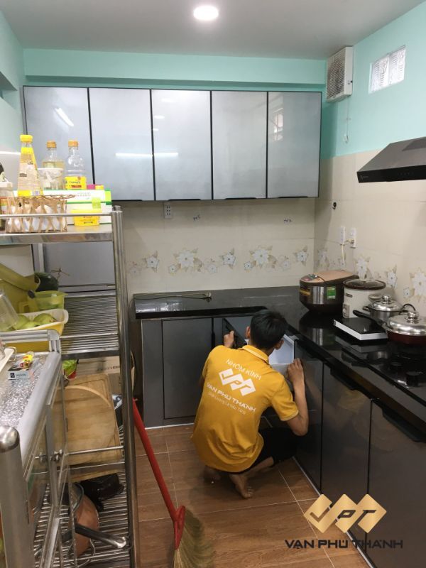 Tủ bếp inox cánh kính HCM thi công lắp đặt bởi đội ngũ Vạn Phú Thành