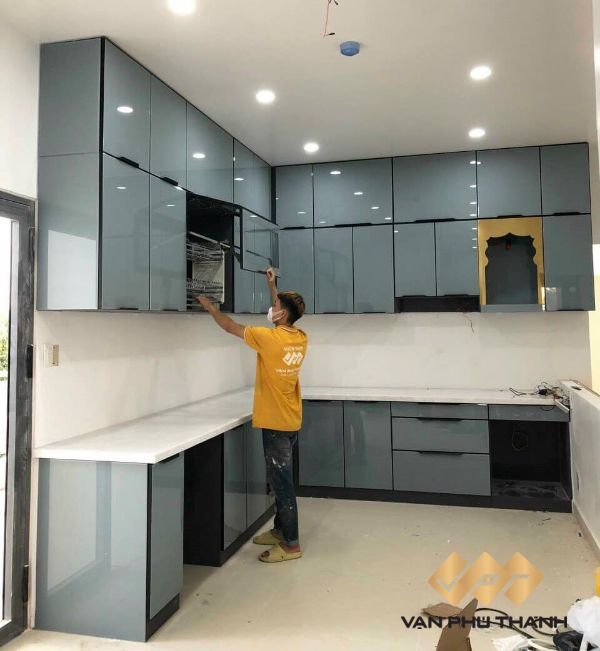 Tủ bếp cánh kính tại Vạn Phú Thành lắp đặt kèm các loại phụ kiện & thiết bị bếp thông minh