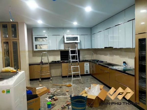 Tủ sử dụng khung thùng tủ bếp inox 304 cánh kính