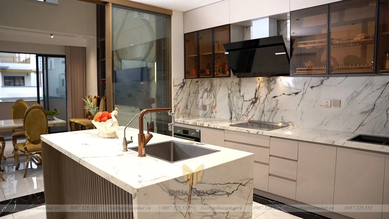 Tủ bếp inox cánh Kính thùng sơn tĩnh điện trắng với đảo bếp siêu chất
