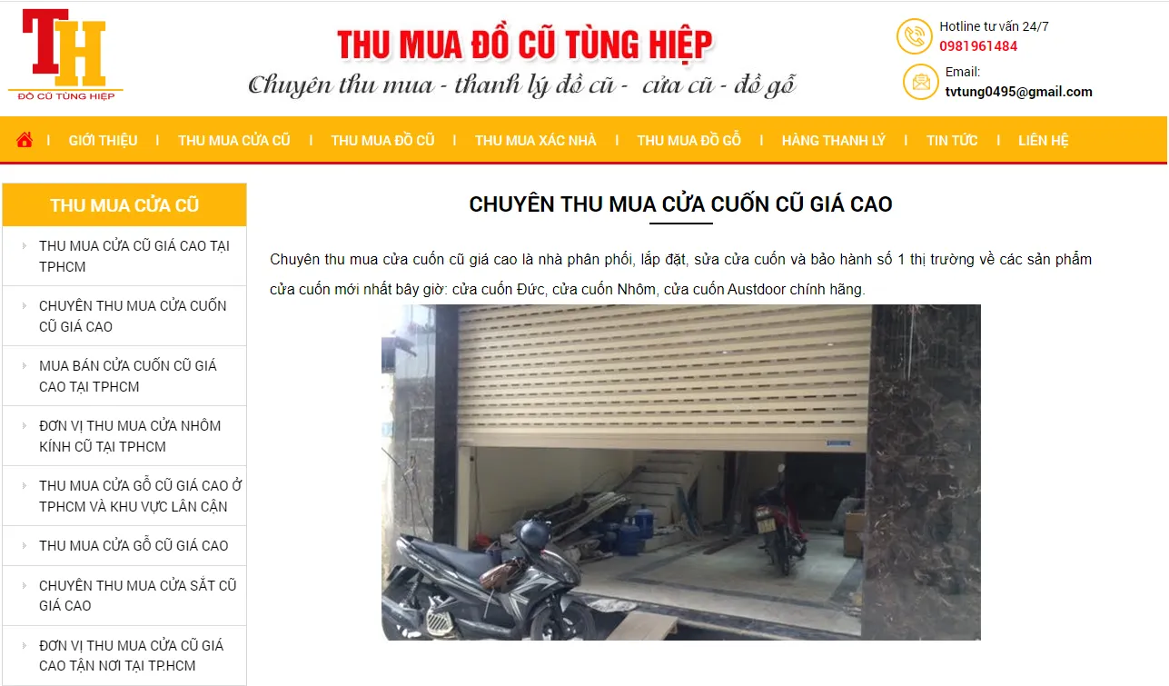 Một cánh cửa sắt kéo cũ đã qua sử dụng nhưng còn tốt