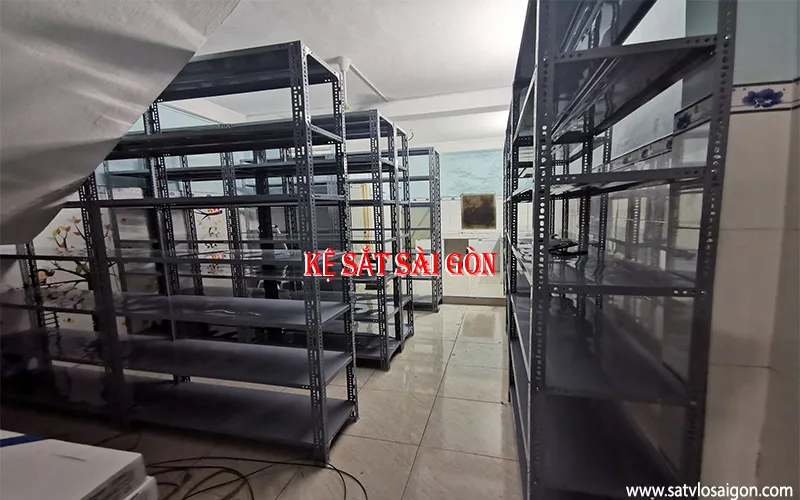 Ứng dụng kệ sắt v lỗ