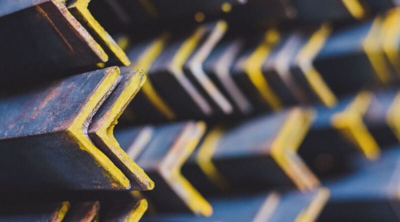 Trọng lượng thép V phù hợp với nhiều công trình nhờ độ bền cao và khả năng chịu lực tốt