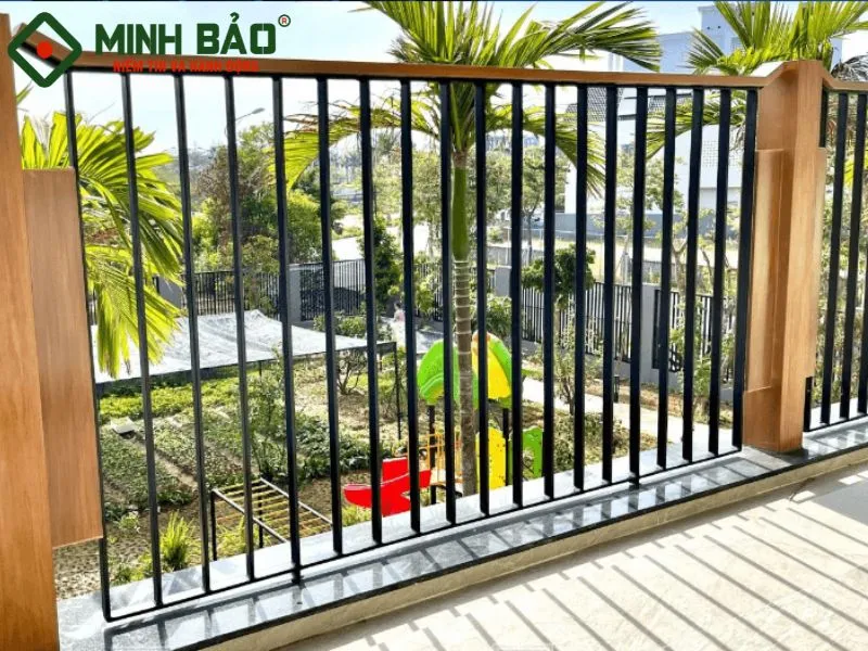 Lan can ban công sắt tay vịn gỗ được nhiều người ưa chuộng