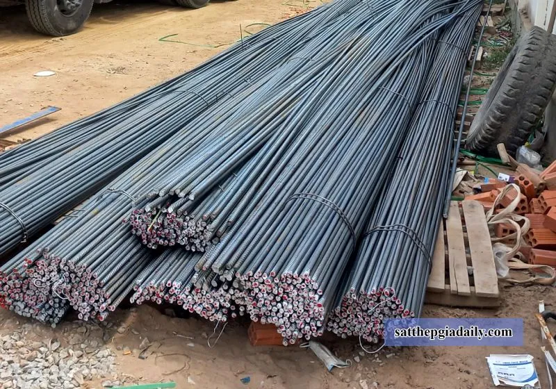 Sắt phi 12 có kích thước nhỏ nhưng chịu lực tốt, dễ uốn, trọng lượng nhẹ, thuận tiện thi công