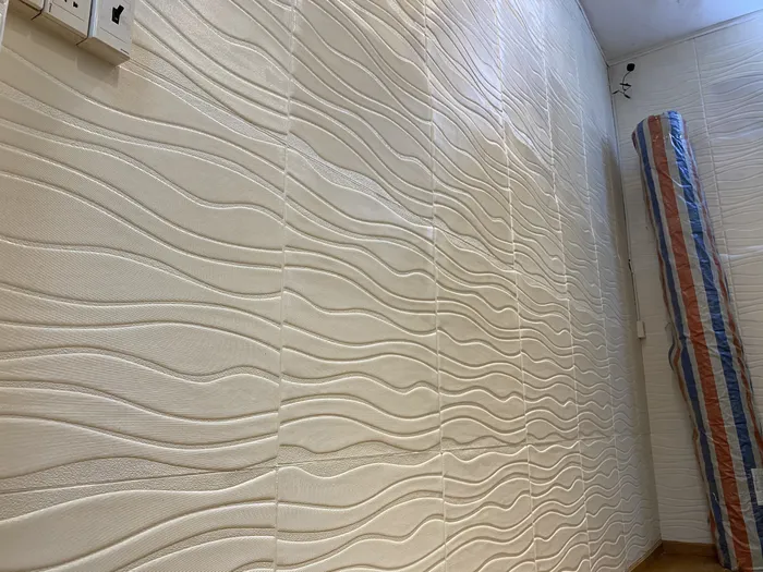 Tấm xốp 3D dán tường khá dễ thi công tại nhà