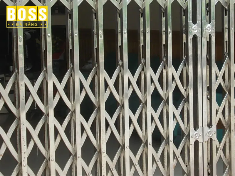 Vi-sao-can-ve-sinh-cua-sat-keo-bossdoordanang