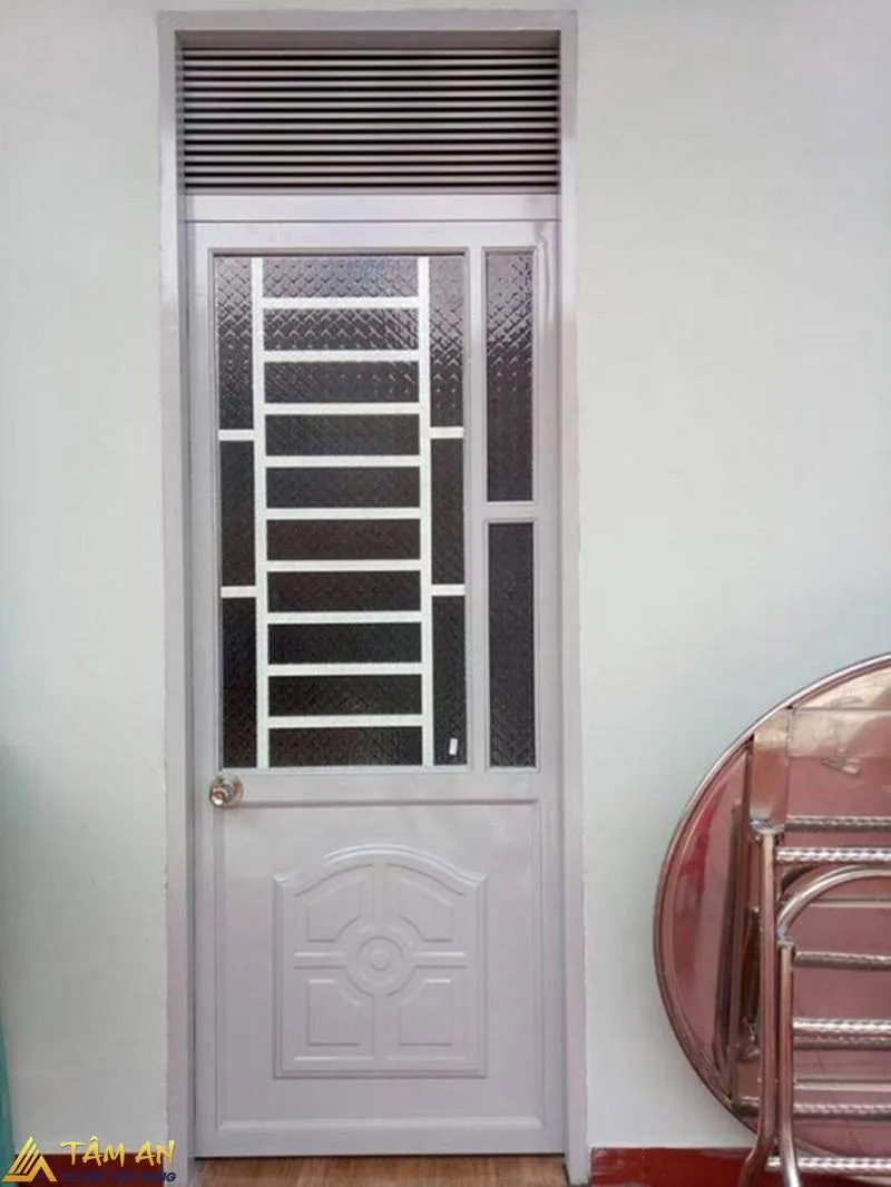 Cửa sắt 1 cánh được sử dụng cho phòng trọ nhờ độ bền cao, khả năng chịu lực tốt
