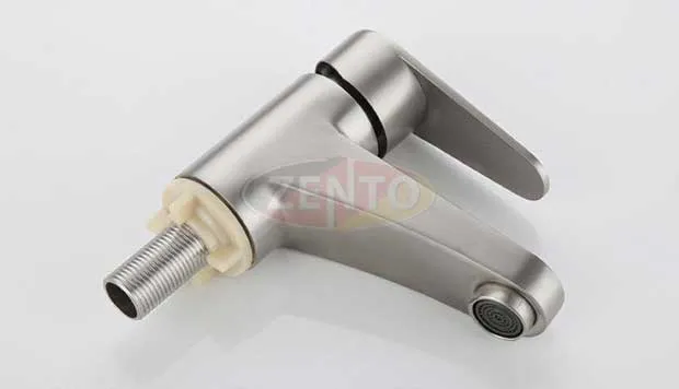 Kết nối dây cấp với thân vòi, chú ý đệm cao su để chống rò rỉ