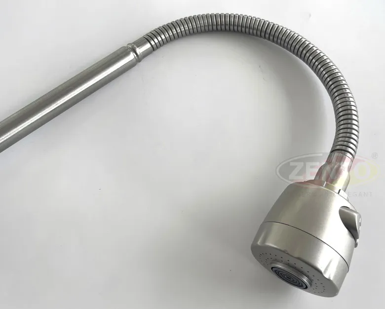 Đầu vòi được trang bị lưới lọc chống cặn và tạo bọt mịn