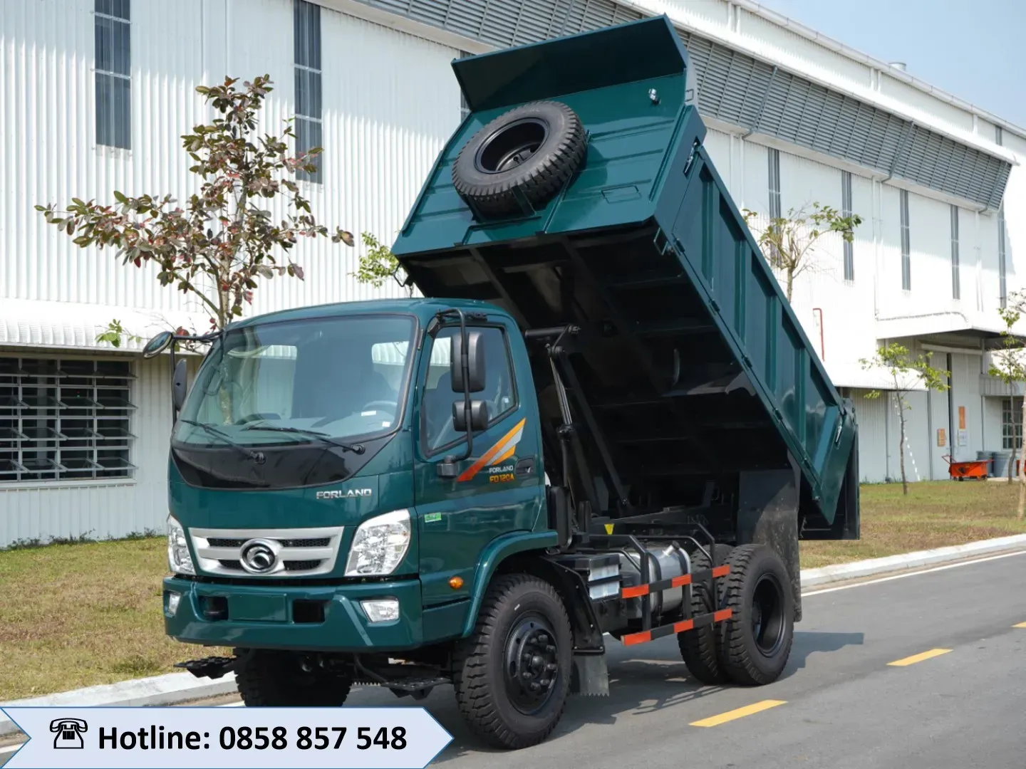 Xe ben 6 tấn Thaco Forland FD120A màu trắng đang hoạt động trên công trường